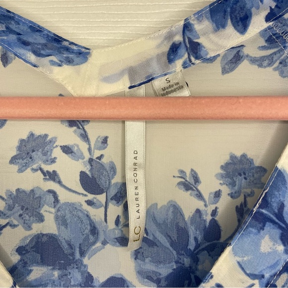 ⭐️Lauren Conrad blue floral blouse - Picture 3 of 4